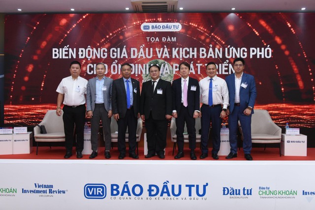 Tổng Biên tập Báo Đầu tư Lê Trọng Minh (thứ 3 từ trái qua) chụp ảnh với các diễn giả tham gia Tọa đàm. Ảnh: Dũng Minh Tổng Biên tập Báo Đầu tư Lê Trọng Minh (thứ 3 từ trái qua) chụp ảnh với các diễn giả tham gia Tọa đàm. Ảnh: Dũng Minh