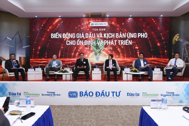 Các diễn giả trao đổi tại phiên thảo luận. Ảnh: Dũng Minh Các diễn giả trao đổi tại phiên thảo luận. Ảnh: Dũng Minh