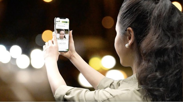 Khách hàng sử dụng ứng dụng eKYC của VCBS