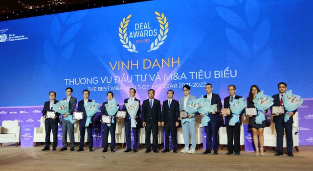 Ban tổ chức trao kỷ niệm chương vinh danh Top 10 thương vụ Đầu tư và M&amp;A tiêu biểu. Ảnh: Lê Toàn