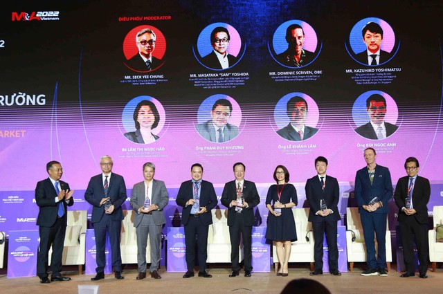 Ông Lê Trọng Minh, Tổng Biên tập Báo Đầu tư, Trưởng Ban tổ chức Diễn đàn trao kỷ niệm chương cho các diễn giả tham gia phiên thảo luận thứ nhất. Ảnh: Lê Toàn