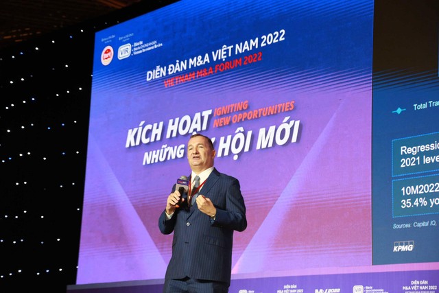 Ông Warrick Cleine, Chủ tịch kiêm Tổng giám đốc KPMG Việt Nam và Campuchia trình bày báo cáo tại phiên thảo luận thứ nhất. Ảnh: Lê Toàn