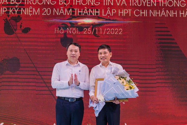 Ông Đinh Hà Duy Linh – Tổng giám đốc Công ty HPT – đại diện HPT nhận bằng khen từ Thứ trưởng Bộ Thông tin truyền thông, Nguyễn Huy Dũng Ông Đinh Hà Duy Linh – Tổng giám đốc Công ty HPT – đại diện HPT nhận bằng khen từ Thứ trưởng Bộ Thông tin truyền thông, Nguyễn Huy Dũng