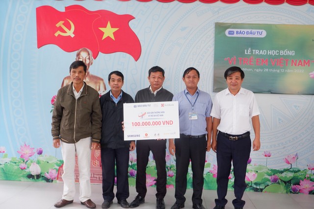 100 suất học bổng đã được Báo Đầu tư trao cho các học sinh nghèo vượt khó học giỏi của Trường Tiểu học Hòa Nhơn 1 và Hòa Nhơn 2, Trường THCS Phạm Văn Đồng (Đà Nẵng)