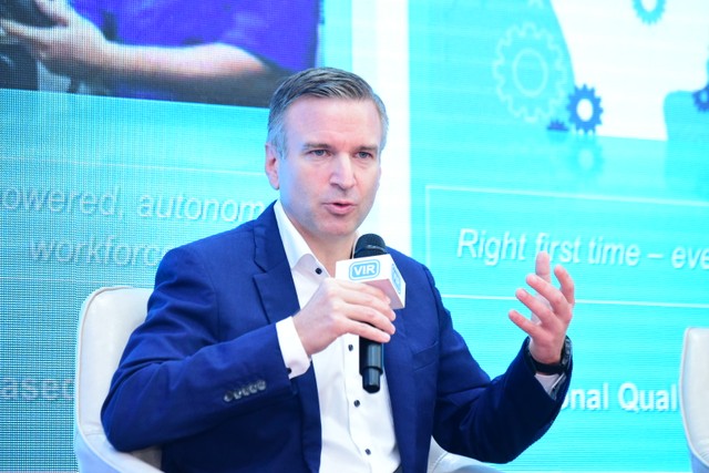 Ông Urs Kloeti, Giám đốc nhà máy Nestlé Bông Sen, Nestle Vietnam Ltd trao đổi tại diễn đàn. Ảnh: Dũng Minh Ông Urs Kloeti, Giám đốc nhà máy Nestlé Bông Sen, Nestle Vietnam Ltd trao đổi tại diễn đàn. Ảnh: Dũng Minh