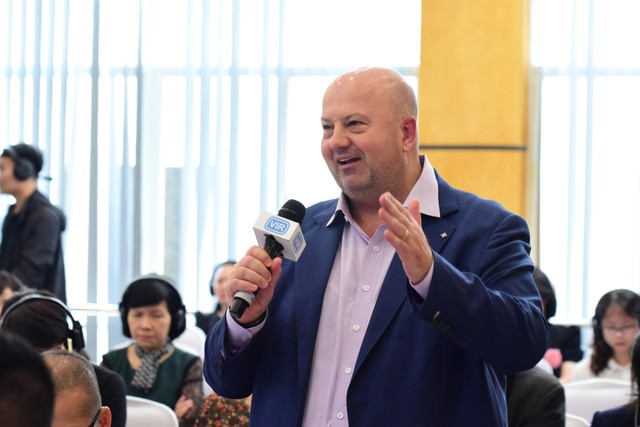 Ông Erwin R. Popov, Giám đốc điều hành Khách sạn Hà Nội Daewoo phát biểu tại Tọa đàm. Ảnh: Dũng Minh