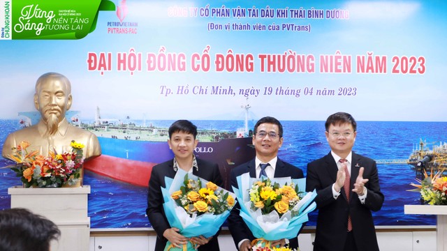 Ông Hoàng Đức Chính chúc mừng hai thành viên HĐQT mới được bầu là ông Lê Mạnh Tuấn (ở giữa) và ông Trần Duy Tân (bên trái). Ảnh: Lê Toàn Ông Hoàng Đức Chính chúc mừng hai thành viên HĐQT mới được bầu là ông Lê Mạnh Tuấn (ở giữa) và ông Trần Duy Tân (bên trái). Ảnh: Lê Toàn