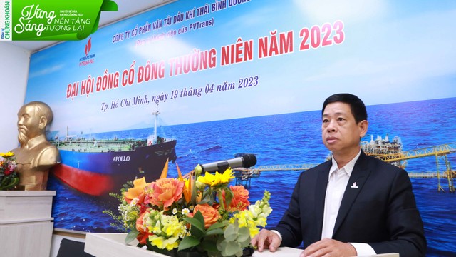 Ông Nguyễn Thế Dân, thành viên HĐQT trình cổ đông kế hoạch bầu và miễn nhiệm thành viên HĐQT. Ảnh: Lê Toàn Ông Nguyễn Thế Dân, thành viên HĐQT trình cổ đông kế hoạch bầu và miễn nhiệm thành viên HĐQT. Ảnh: Lê Toàn