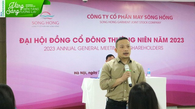 Ông Bùi Việt Quang, Tổng giám đốc trao đổi với các cổ đông Ông Bùi Việt Quang, Tổng giám đốc trao đổi với các cổ đông