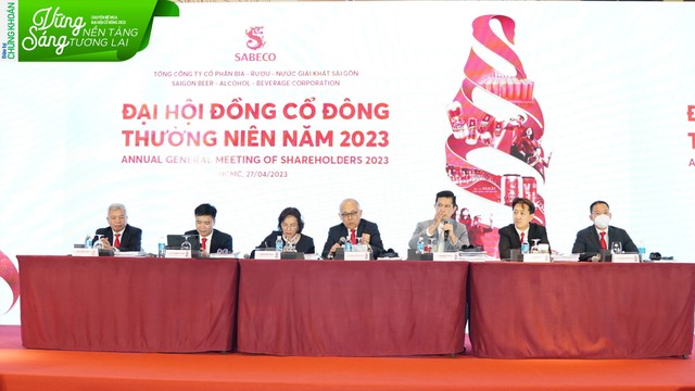 Tổng giám đốc Neo Gim Siong Bennett trả lời câu hỏi cổ đông tại ĐHĐCĐ thường niên năm 2023