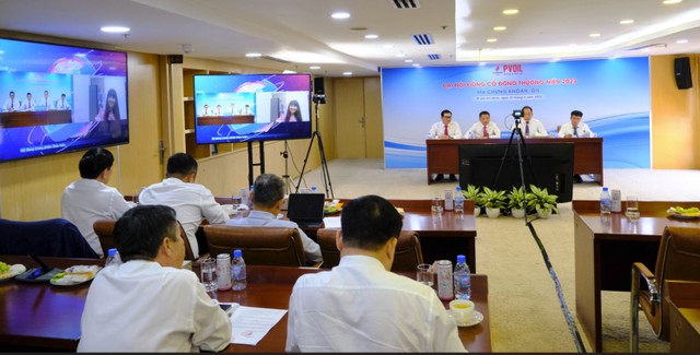 Cổ đông đặt câu hỏi trực tuyến cho ban điều hành. Cổ đông đặt câu hỏi trực tuyến cho ban điều hành.