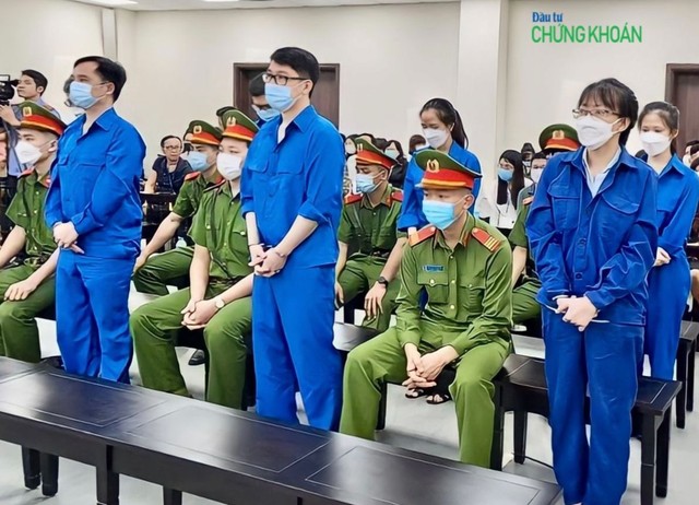 Hàng đầu từ trái sang: Các bị cáo Đỗ Thành Nhân, Đỗ Đức Nam, Lê Thị Thu Hương (Ảnh: H.Y)