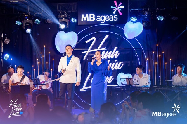 Các khách hàng cùng tham gia tiệc tối ấm cúng với không gian nhạc trữ tình.