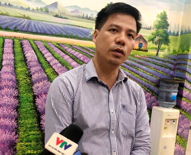 Ông Lê Minh Kha, Phó tổng giám đốc Công ty cổ phần Khách sạn và Du Lịch Thiên Thai trả lời phỏng vấn báo chí bên lề Hội thảo. Ảnh H.Y Ông Lê Minh Kha, Phó tổng giám đốc Công ty cổ phần Khách sạn và Du Lịch Thiên Thai trả lời phỏng vấn báo chí bên lề Hội thảo. Ảnh H.Y