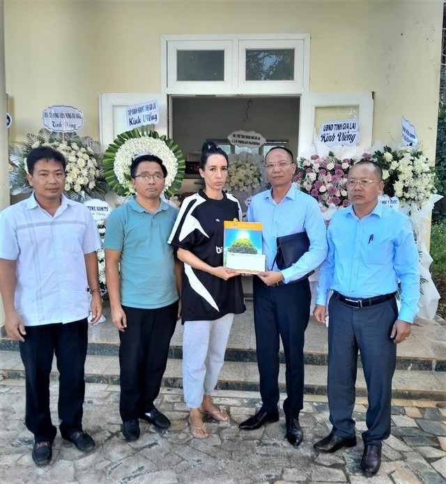 Bảo hiểm BSH thăm hỏi động viên gia đình nạn nhân CLB Hoàng Anh Gia Lai Bảo hiểm BSH thăm hỏi động viên gia đình nạn nhân CLB Hoàng Anh Gia Lai