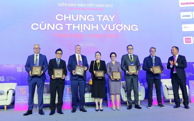 Ông Lê Trọng Minh (ngoài cùng bên phải), Tổng Biên tập Báo Đầu tư, Trưởng Ban tổ chức Diễn đàn M&A Việt Nam 2023 tặng kỷ niệm chương cám ơn các diễn giả tham gia phiên thảo luận 1. Ông Lê Trọng Minh (ngoài cùng bên phải), Tổng Biên tập Báo Đầu tư, Trưởng Ban tổ chức Diễn đàn M&A Việt Nam 2023 tặng kỷ niệm chương cám ơn các diễn giả tham gia phiên thảo luận 1.