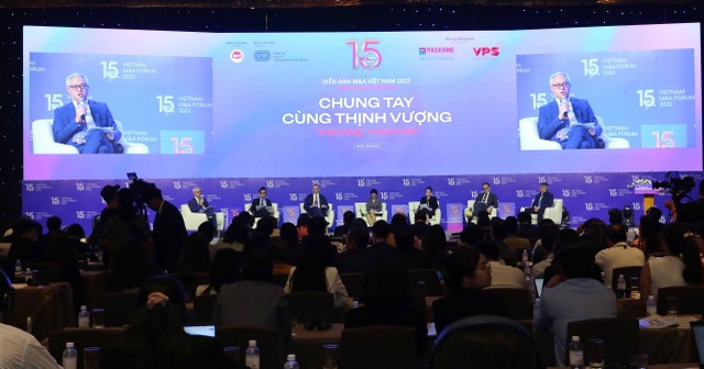 Ông Seck Yee Chung đặt câu hỏi dẫn đề cho các diễn giả. Ông Seck Yee Chung đặt câu hỏi dẫn đề cho các diễn giả.