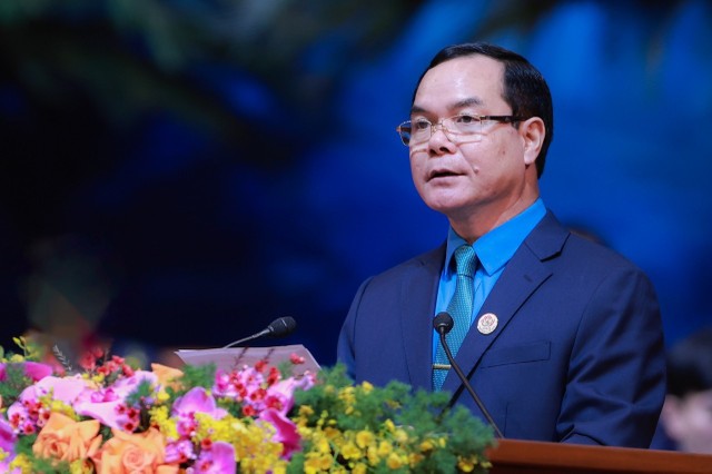 Chủ tịch Tổng Liên đoàn Lao động Việt Nam Nguyễn Đình Khang đọc diễn văn bế mạc Đại hội. (Ảnh: Đình Hải) Chủ tịch Tổng Liên đoàn Lao động Việt Nam Nguyễn Đình Khang đọc diễn văn bế mạc Đại hội. (Ảnh: Đình Hải)