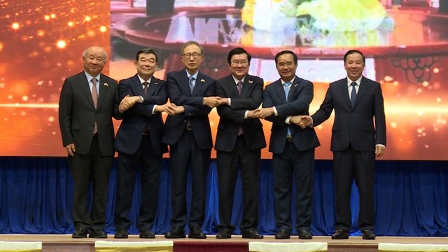 Hợp tác Việt Nam - Hàn Quốc đang đạt được những bước phát triển vượt bậc. Hợp tác Việt Nam - Hàn Quốc đang đạt được những bước phát triển vượt bậc.