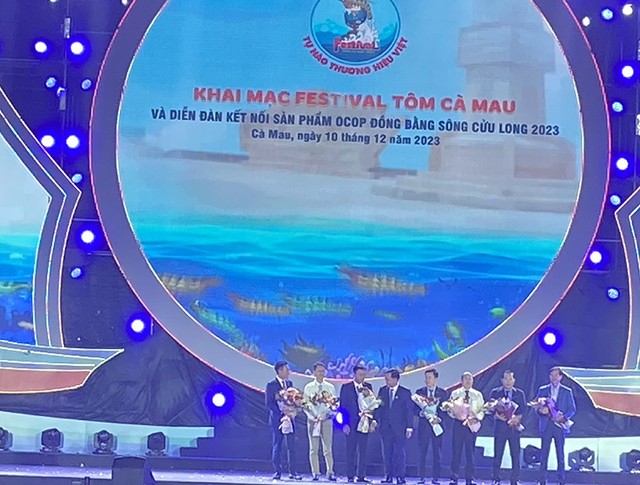 Lãnh đạo tỉnh Cà Mau tặng hoa chúc mừng các doanh nghiệp trong phát triển ngành tôm Cà Mau. Lãnh đạo tỉnh Cà Mau tặng hoa chúc mừng các doanh nghiệp trong phát triển ngành tôm Cà Mau.