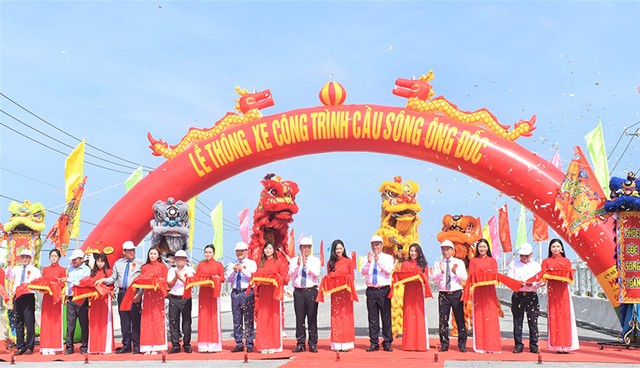 Đại biểu thực hiện nghi thức Khánh thành cầu Ông Đốc