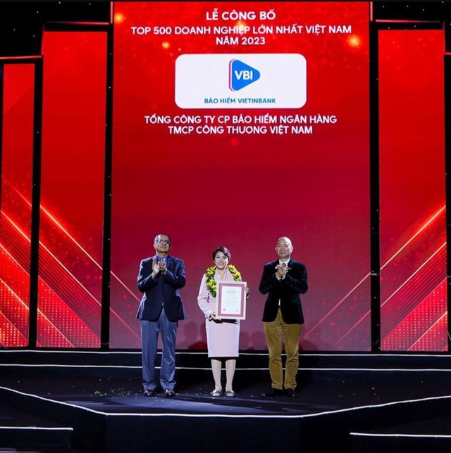 Đại diện Bảo hiểm VietinBank nhận hoa và bằng chứng nhận của Ban tổ chức Đại diện Bảo hiểm VietinBank nhận hoa và bằng chứng nhận của Ban tổ chức