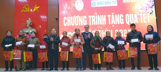 Lãnh đạo Báo Đầu tư và huyện Nam Đàn tặng quà cho người dân