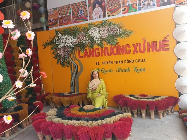 Đối với các bạn trẻ, bộ áo dài mang “âm hưởng” xứ Huế khi lên hình cùng với các tràng hương đa sắc thực sự... quá đẹp. Đối với các bạn trẻ, bộ áo dài mang “âm hưởng” xứ Huế khi lên hình cùng với các tràng hương đa sắc thực sự... quá đẹp.