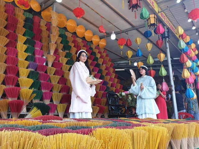 Không chỉ bán các sản phẩm có tính thẩm mỹ cao từ trầm, chủ các cơ sở kinh doanh ở đây còn kết hợp làm du lịch rất hiệu quả. Ví dụ như họ cho thuê một bộ áo dài, khăn đóng với giá 50 nghìn đồng/bộ để du khách “check-in”. Đây được xem là tọa độ check-in ở Huế khiến giới trẻ say mê. Không chỉ bán các sản phẩm có tính thẩm mỹ cao từ trầm, chủ các cơ sở kinh doanh ở đây còn kết hợp làm du lịch rất hiệu quả. Ví dụ như họ cho thuê một bộ áo dài, khăn đóng với giá 50 nghìn đồng/bộ để du khách “check-in”. Đây được xem là tọa độ check-in ở Huế khiến giới trẻ say mê.