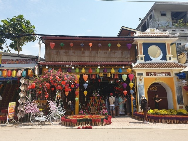 Làng hương trầm Thủy Xuân tồn tại lâu đời. Từ xưa, làng đã là nơi cung cấp hương chủ yếu cho triều đình, quan lại và cho những hộ dân sinh sống tại khu vực Thuận Hóa, Phú Xuân. Trải qua nhiều thăng trầm của lịch sử, làng Thủy Xuân vẫn tiếp tục gìn giữ và phát huy những truyền thống tốt đẹp của cha ông cho đến tận ngày hôm nay. Làng hương trầm Thủy Xuân tồn tại lâu đời. Từ xưa, làng đã là nơi cung cấp hương chủ yếu cho triều đình, quan lại và cho những hộ dân sinh sống tại khu vực Thuận Hóa, Phú Xuân. Trải qua nhiều thăng trầm của lịch sử, làng Thủy Xuân vẫn tiếp tục gìn giữ và phát huy những truyền thống tốt đẹp của cha ông cho đến tận ngày hôm nay.