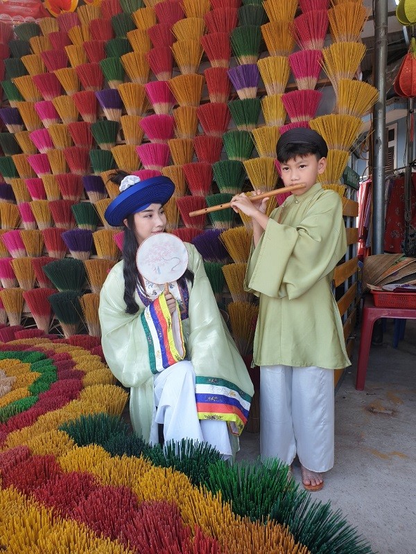 Chị Ngô Thị Hiền (trái ảnh, người dân quận Liên Chiểu, Thành phố Đà Nẵng) chia sẻ, làng hương Thủy Xuân là điểm đến mà chị và gia đình không thể bỏ qua khi du xuân ở Huế trong những ngày đầu năm mới Giáp Thìn 2024. Chị Ngô Thị Hiền (trái ảnh, người dân quận Liên Chiểu, Thành phố Đà Nẵng) chia sẻ, làng hương Thủy Xuân là điểm đến mà chị và gia đình không thể bỏ qua khi du xuân ở Huế trong những ngày đầu năm mới Giáp Thìn 2024.