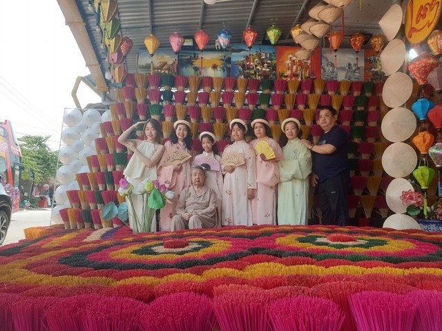 Đại gia đình có những khoảnh khắc ưng ý khi du Xuân tại làng hương Thủy Xuân, tỉnh Thừa Thiên Huế. Đại gia đình có những khoảnh khắc ưng ý khi du Xuân tại làng hương Thủy Xuân, tỉnh Thừa Thiên Huế.