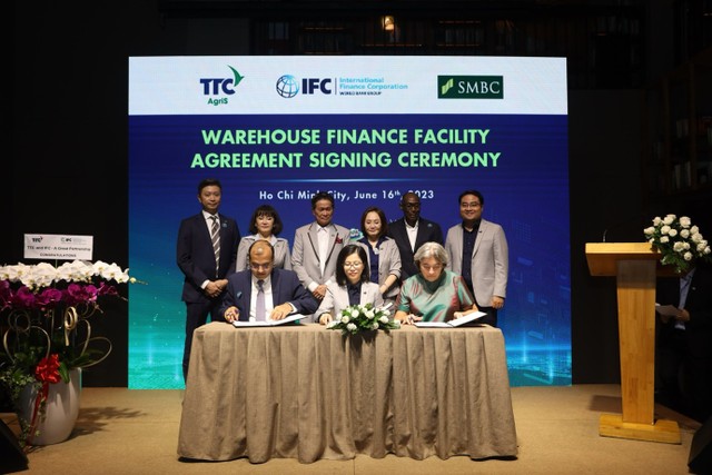 Bà Ức My (Đứng thứ 3 từ phải sang) và Ban lãnh đạo TTC AgriS cùng Công ty Tài chính Quốc tế (IFC) và Ngân hàng Sumitomo Mitsui Banking Corporation (SMBC) tại lễ ký kết thỏa thuận tài trợ vốn thương mại, tháng 6/2023 Bà Ức My (Đứng thứ 3 từ phải sang) và Ban lãnh đạo TTC AgriS cùng Công ty Tài chính Quốc tế (IFC) và Ngân hàng Sumitomo Mitsui Banking Corporation (SMBC) tại lễ ký kết thỏa thuận tài trợ vốn thương mại, tháng 6/2023