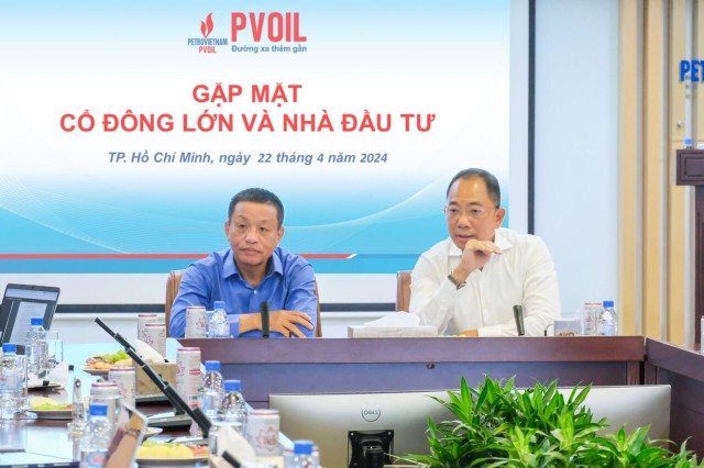 Ông Cao Hoài Dương – Chủ tịch HĐQT (bên phải) và ông Đoàn Văn Nhuộm – Tổng Giám đốc PVOIL (bên trái) giải đáp các nội dung cổ đông, nhà đầu tư quan tâm