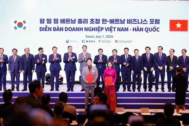 Lễ ký kết và trao Biên bản ghi nhớ giữa Vinapharm và Celltrion dưới sự chứng kiến của Thủ tướng Chính phủ Phạm Minh Chính và các thành viên đoàn đại biểu cấp cao hai nước Việt Nam – Hàn Quốc Lễ ký kết và trao Biên bản ghi nhớ giữa Vinapharm và Celltrion dưới sự chứng kiến của Thủ tướng Chính phủ Phạm Minh Chính và các thành viên đoàn đại biểu cấp cao hai nước Việt Nam – Hàn Quốc