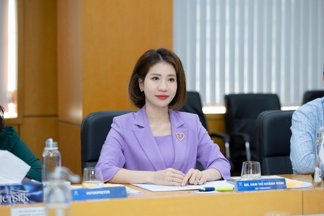 Ths. Hàn Thị Khánh Vinh - Thành viên HĐQT, Tổng giám đốc Vinapharm tại buổi làm việc với đối tác nước ngoài Ths. Hàn Thị Khánh Vinh - Thành viên HĐQT, Tổng giám đốc Vinapharm tại buổi làm việc với đối tác nước ngoài