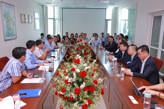 Các nhà đầu tư bày tỏ quan tâm đến những chính sách ưu đãi, thu hút đầu tư cũng như trình tự giải quyết thủ tục hành chính. Ảnh: Hoàng Anh.