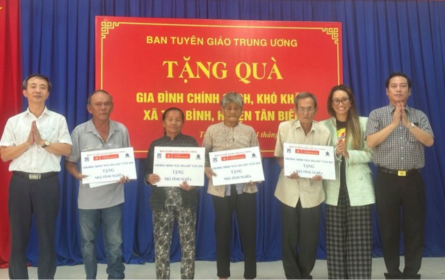 Bà Vũ Phương Thanh, đại diện Công ty Tân Hiệp Phát cùng ông Nguyễn Công Dũng, Tổng Biên tập Báo điện tử Đảng Cộng sản Việt Nam trao tặng chi phí xây nhà tình nghĩa cho các gia đình chính sách tại huyện Tân Biên, Tây Ninh.