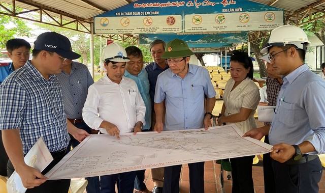 Ông Trần Nam Hưng, Phó chủ tịch UBND tỉnh Quảng Nam (áo xanh) kiểm tra, chỉ đạo tháo gỡ những vướng mắc của dự án. Ông Trần Nam Hưng, Phó chủ tịch UBND tỉnh Quảng Nam (áo xanh) kiểm tra, chỉ đạo tháo gỡ những vướng mắc của dự án.