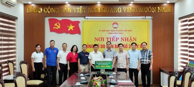 Công ty cổ phần Bia Hà Nội - Hồng Hà ủng hộ đồng bào thông qua Uỷ ban MTTQ Việt Nam - tỉnh Phú Thọ