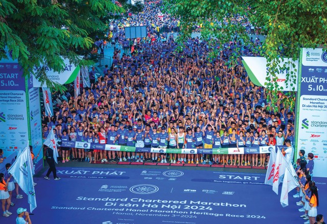 Các vận động viên chuẩn bị trước khi bắt đầu cuộc chạy marathon Các vận động viên chuẩn bị trước khi bắt đầu cuộc chạy marathon