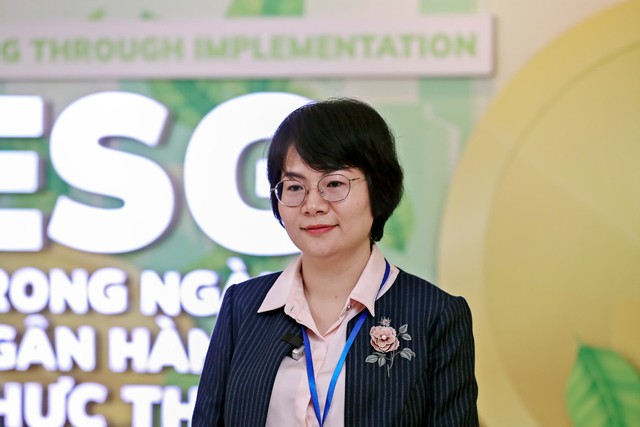 Bà Nguyễn Thị Tuyết Hạnh, Giám đốc Ban Quản lý dự án Quốc tế - Ngân hàng SHB trao đổi với báo chí bên lề hội thảo do Báo Đầu tư tổ chức ngày 19/11 chủ đề &quot;ESG trong ngành ngân hàng: Thực thi để dẫn đầu&quot;. Ảnh Đức Thanh