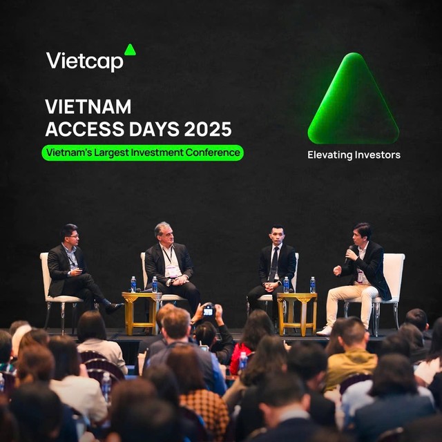 Phiên thảo luận “Đầu tư vào Việt Nam trong vận hội mới” với sự tham dự của ông Tuấn Nhan - Giám đốc điều hành Vietcap, ông Robert Medd - Giám đốc quốc gia Quỹ đầu tư Muddy Waters Asia, ông Chatree Meechaijaroenying - Giám đốc nguồn vốn Principal Asset Management, ông Tuấn Lê - Giám đốc khối đầu tư Dragon Capital (từ trái sang phải)