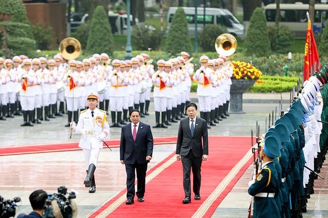 Hai nhà lãnh đạo duyệt đội danh dự Quân đội Nhân dân Việt Nam. Hai nhà lãnh đạo duyệt đội danh dự Quân đội Nhân dân Việt Nam.