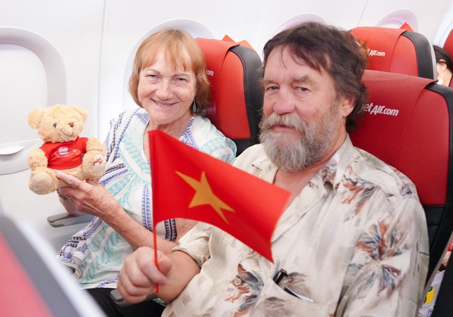 Hành khách bất ngờ với những món quà đặc biệt mừng đại lễ 30/4 từ phi hành đoàn Vietjet