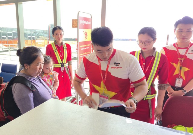 Cán bộ, nhân viên Vietjet với trang phục mang hình ảnh cờ đỏ - sao vàng lan toả tinh thần Việt Nam dịp đại lễ