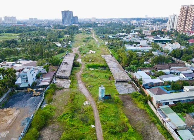 Đoạn tuyến kết nối từ đường Phạm Văn Đồng đến nút giao thông Gò Dưa - Quốc lộ 1 thuộc dự án Vành đai 2 bị ngưng tới nay. Đoạn tuyến kết nối từ đường Phạm Văn Đồng đến nút giao thông Gò Dưa - Quốc lộ 1 thuộc dự án Vành đai 2 bị ngưng tới nay.