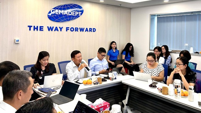 Ông Nguyễn Thanh Bình, Tổng giám đốc kiêm Thành viên HĐQT Gemadept chia sẻ với nhà đầu tư.