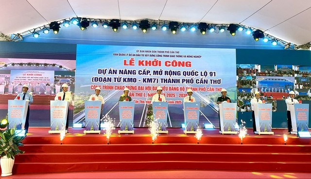 Lãnh đạo TP. Cần Thơ và đại biểu thực hiện nghi thức khởi công Dự án nâng cấp, mở rộng Quốc lộ 91 (Đoạn từ Km0- Km7) TP. Cần Thơ Lãnh đạo TP. Cần Thơ và đại biểu thực hiện nghi thức khởi công Dự án nâng cấp, mở rộng Quốc lộ 91 (Đoạn từ Km0- Km7) TP. Cần Thơ