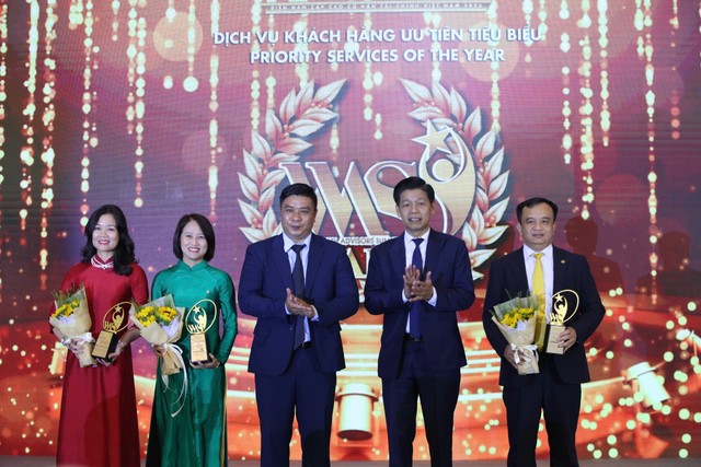 Đại diện Vietcombank (thứ 2 từ trái) nhận vinh danh ở hạng mục &quot;Dịch vụ khách hàng ưu tiên tiêu biểu&quot;. Ảnh: Dũng Minh